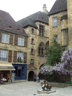 Sarlat jellegzetes okkersárga házai