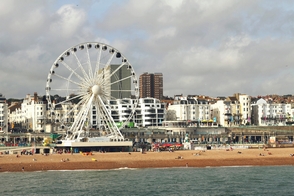 Brighton nyüzsgő tengerpartja