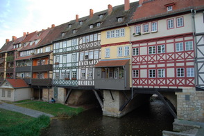 Erfurt a Krämerbrücke (a Szatócsok hídja)