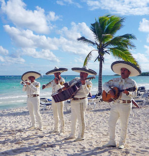 mariachi-zenészek Cancún tengerpartján